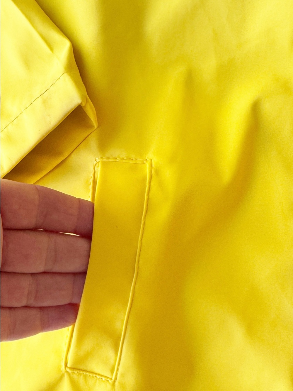 Hunter New Boys Water
Resistant Long Hooded Rain Jacket in Yellow NWT Size 8Y - Picture 5 of 14